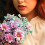 Mulher posando de forma sensual, com iluminação suave e clima íntimo