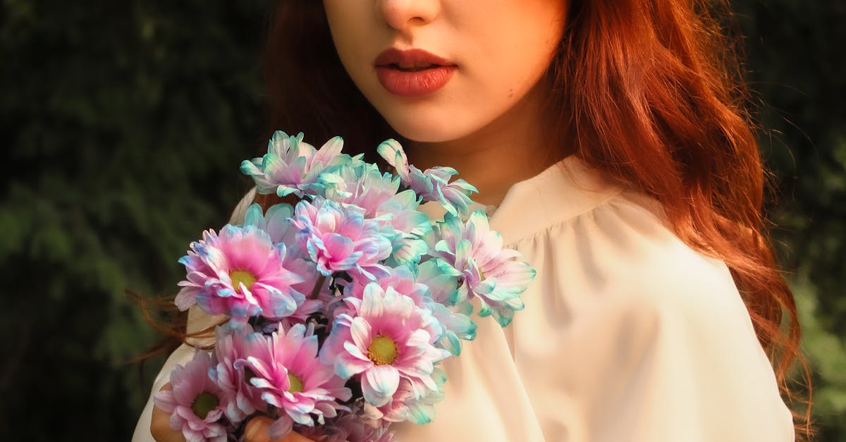 Mulher posando de forma sensual, com iluminação suave e clima íntimo