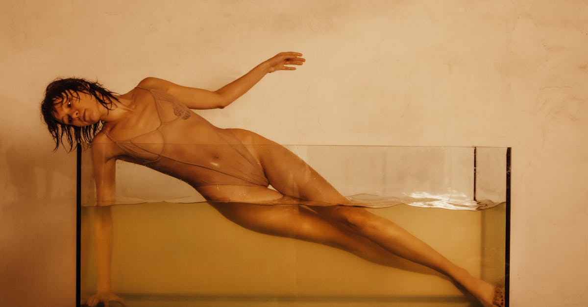 mulher posando de forma sensual com iluminação suave e ambiente íntimo