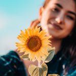 Pessoa analisando crescimento de assinantes em plataforma de conteúdo adulto