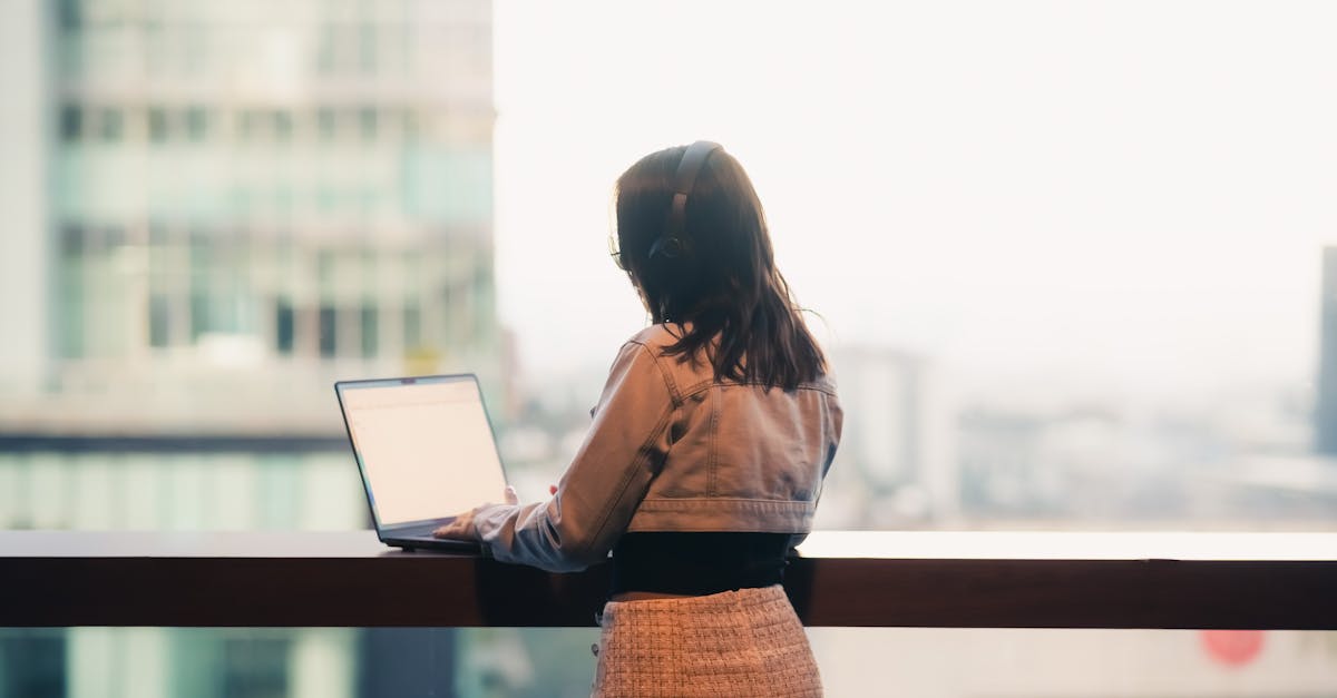 Pessoa analisando oportunidades e estratégias para negócio de conteúdo adulto