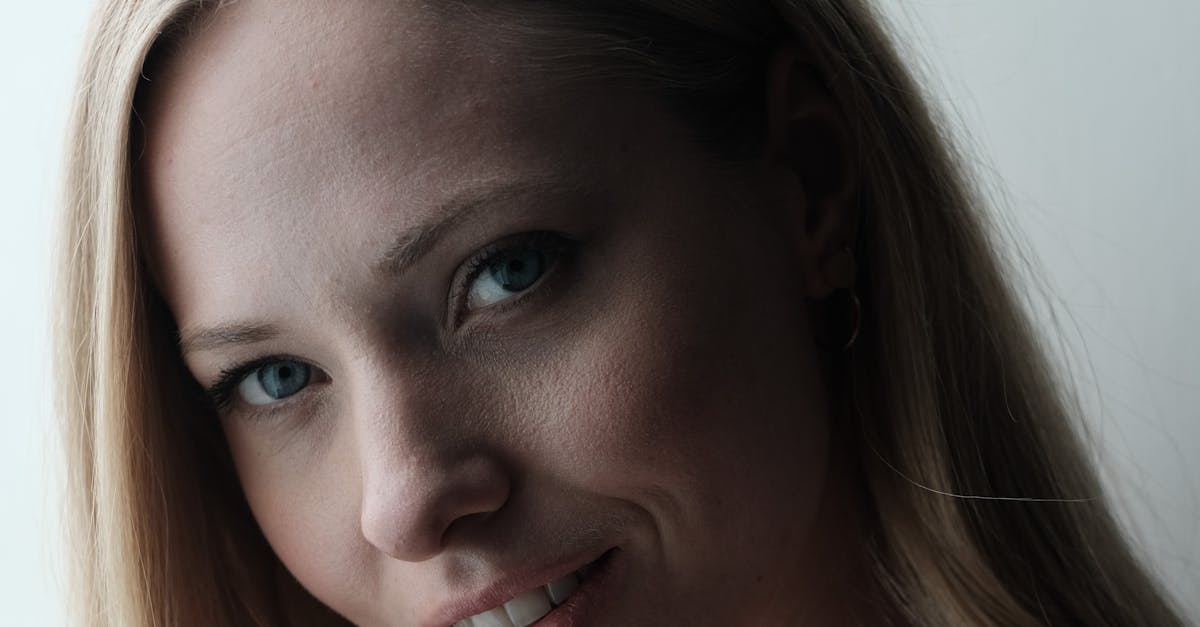 Pessoa confiante produzindo conteúdo sensual autêntico em ambiente moderno