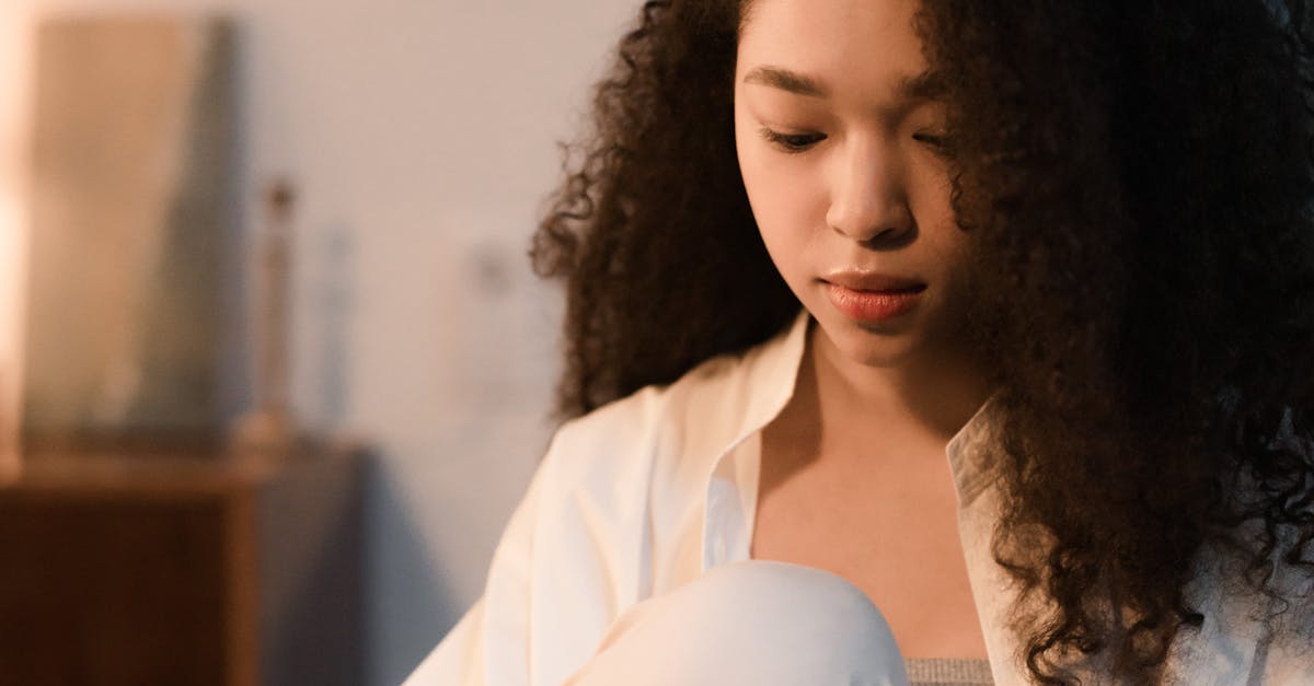 Pessoa criando conteúdo adulto com smartphone em ambiente descontraído