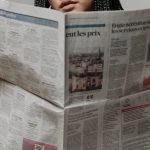 Pessoa criando conteúdo adulto de forma segura em ambiente digital