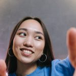 Pessoa criando conteúdo sensual para redes sociais com smartphone