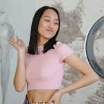 Pessoa produzindo conteúdo adulto mantendo o rosto oculto para privacidade