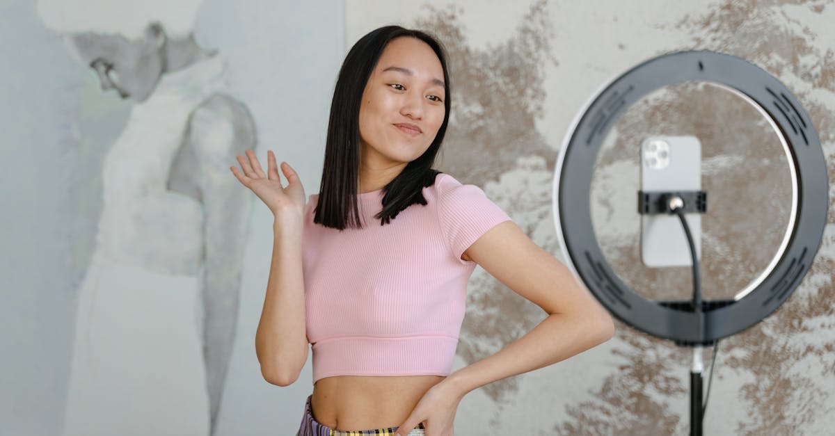 Pessoa produzindo conteúdo adulto mantendo o rosto oculto para privacidade