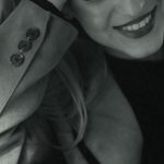 Pessoa segurando smartphone e anotando estratégias para monetizar conteúdo adulto