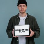 Pessoa segurando smartphone mostrando gráficos de crescimento digital