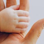 Pessoa segurando smartphone mostrando plataforma de conteúdo adulto confiável