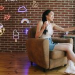 Pessoa trabalhando com segurança digital em conteúdo adulto no ambiente online