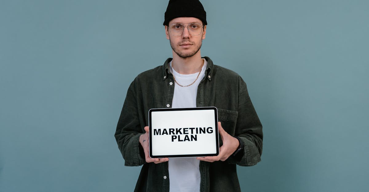 Pessoa trabalhando em marketing de conteúdo adulto em ambiente digital moderno