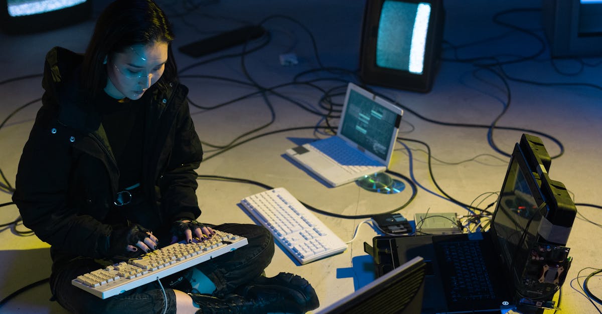 Pessoa usando computador com ícones de cadeado digital representando segurança online