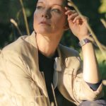 Pessoa usando computador para gerenciar conteúdo sensual com segurança e automação