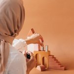 Pessoa usando computador para gerenciar conteúdo adulto com automação inteligente