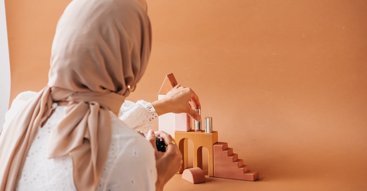 Pessoa usando computador para gerenciar conteúdo adulto com automação inteligente