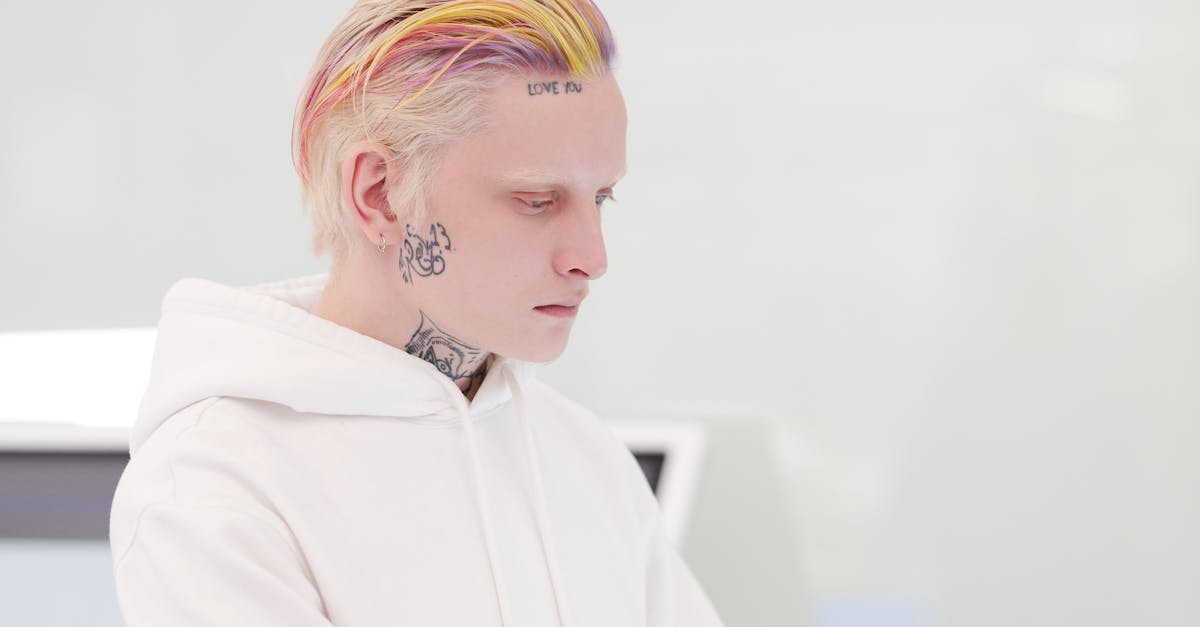 Pessoa usando dispositivo tecnológico para acesso personalizado a conteúdos digitais