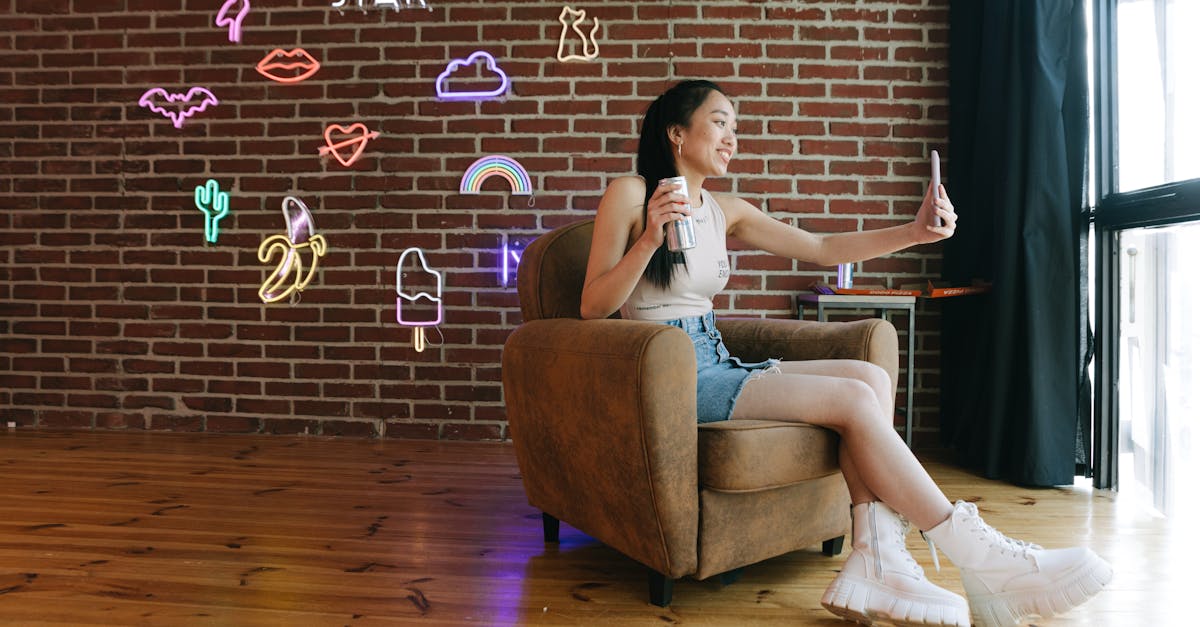 Pessoa usando laptop e fones, trabalhando com conteúdo adulto com segurança digital