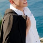 Pessoa usando laptop e smartphone para monetizar conteúdo adulto com segurança