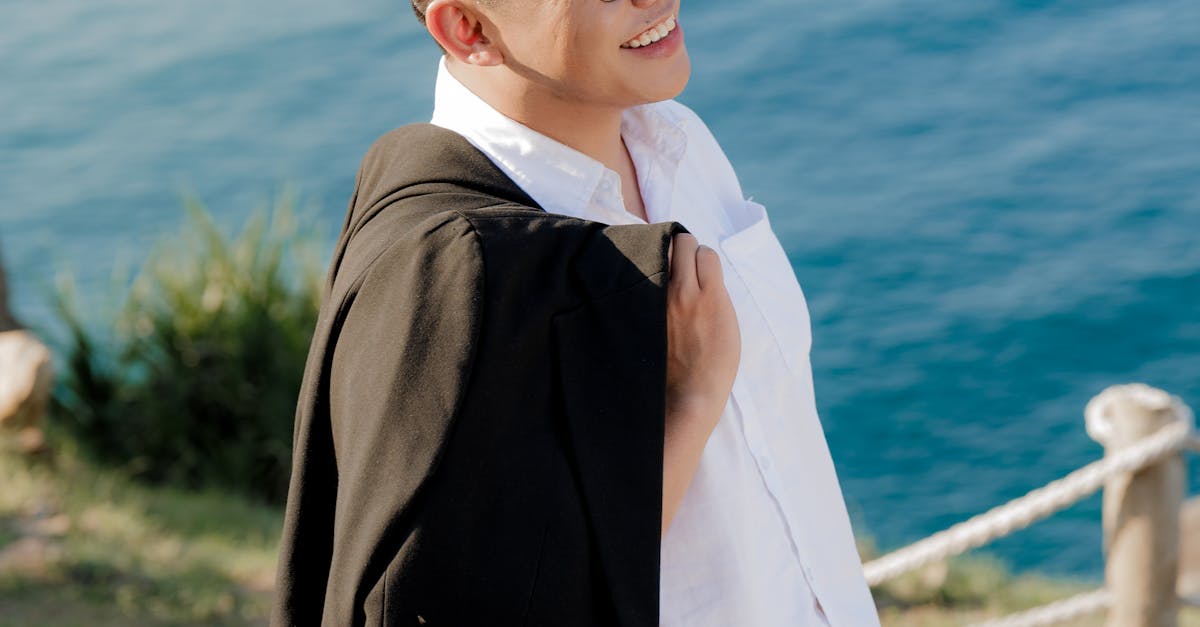 Pessoa usando laptop e smartphone para monetizar conteúdo adulto com segurança