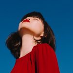 Pessoa usando laptop e smartphone planejando conteúdo adulto para ganhar dinheiro