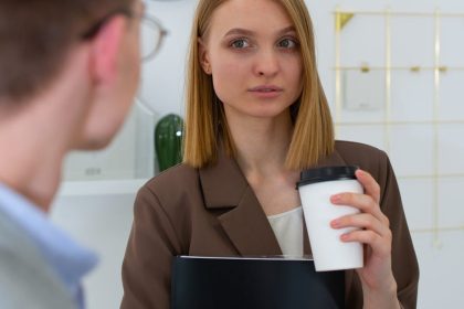 Pessoa usando laptop focada em marketing digital para conteúdo adulto