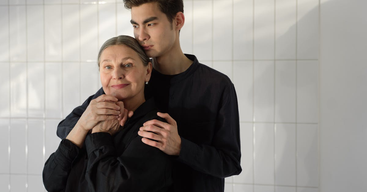 Pessoa usando smartphone em ambiente seguro, representando proteção em vendas de conteúdo adulto