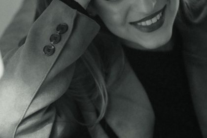 Pessoa usando smartphone para acessar conteúdo adulto em plataforma digital