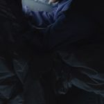 Pessoa usando smartphone para interagir de forma íntima e personalizada