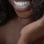 Pessoa usando smartphone para monetizar conteúdo adulto em plataforma digital