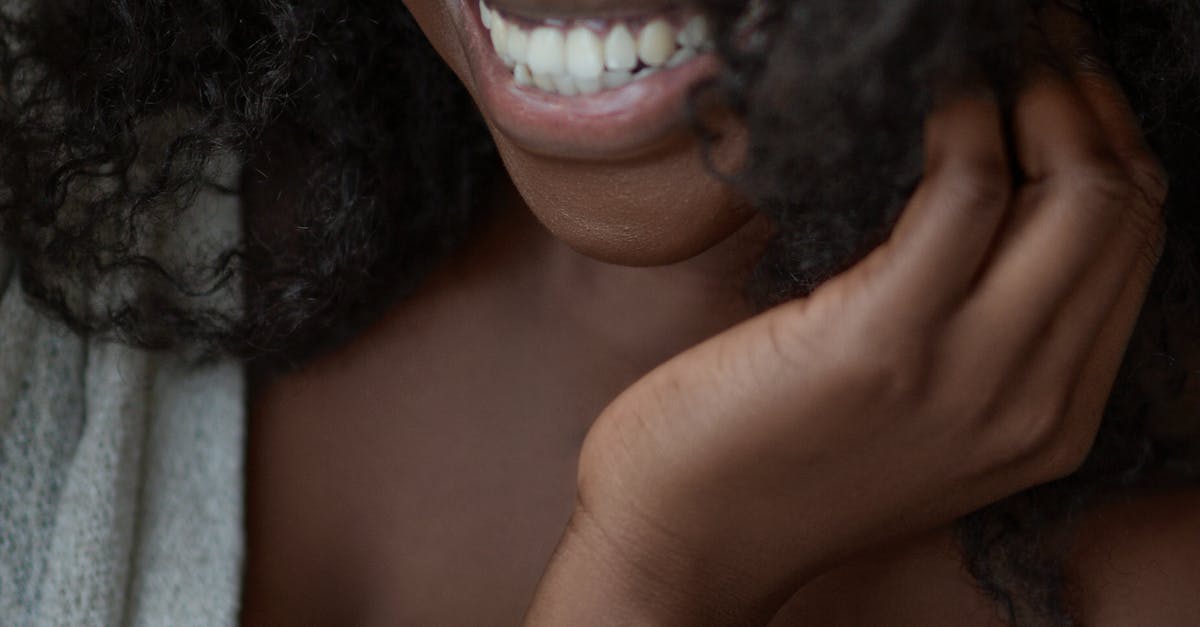 Pessoa usando smartphone para monetizar conteúdo adulto em plataforma digital