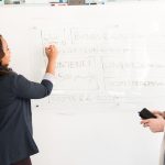 Pessoa utilizando computador para desenvolvimento de estratégias em plataforma adulta