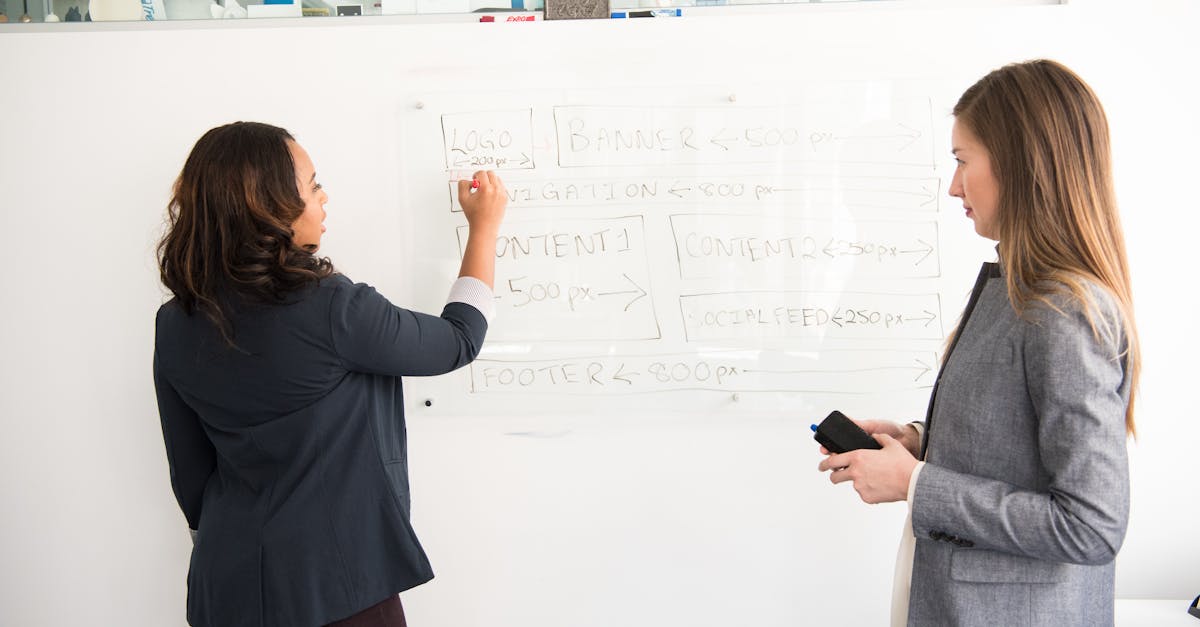 Pessoa utilizando computador para desenvolvimento de estratégias em plataforma adulta