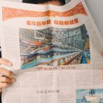 Pessoa utilizando dispositivo digital garantindo privacidade em conteúdo adulto