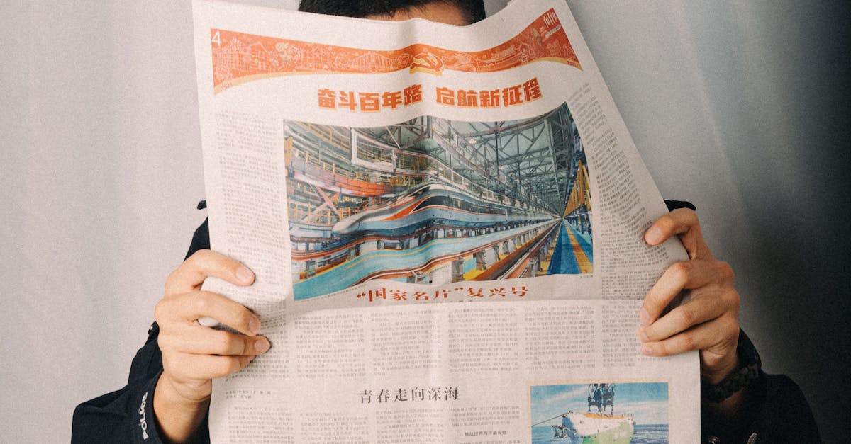 Pessoa utilizando dispositivo digital garantindo privacidade em conteúdo adulto