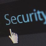 Pessoa utilizando laptop com ícones de segurança digital ao redor