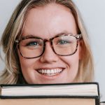 Representação gráfica de inteligência artificial com elementos digitais e conteúdo adulto