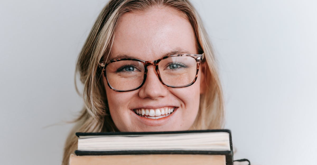 Representação gráfica de inteligência artificial com elementos digitais e conteúdo adulto