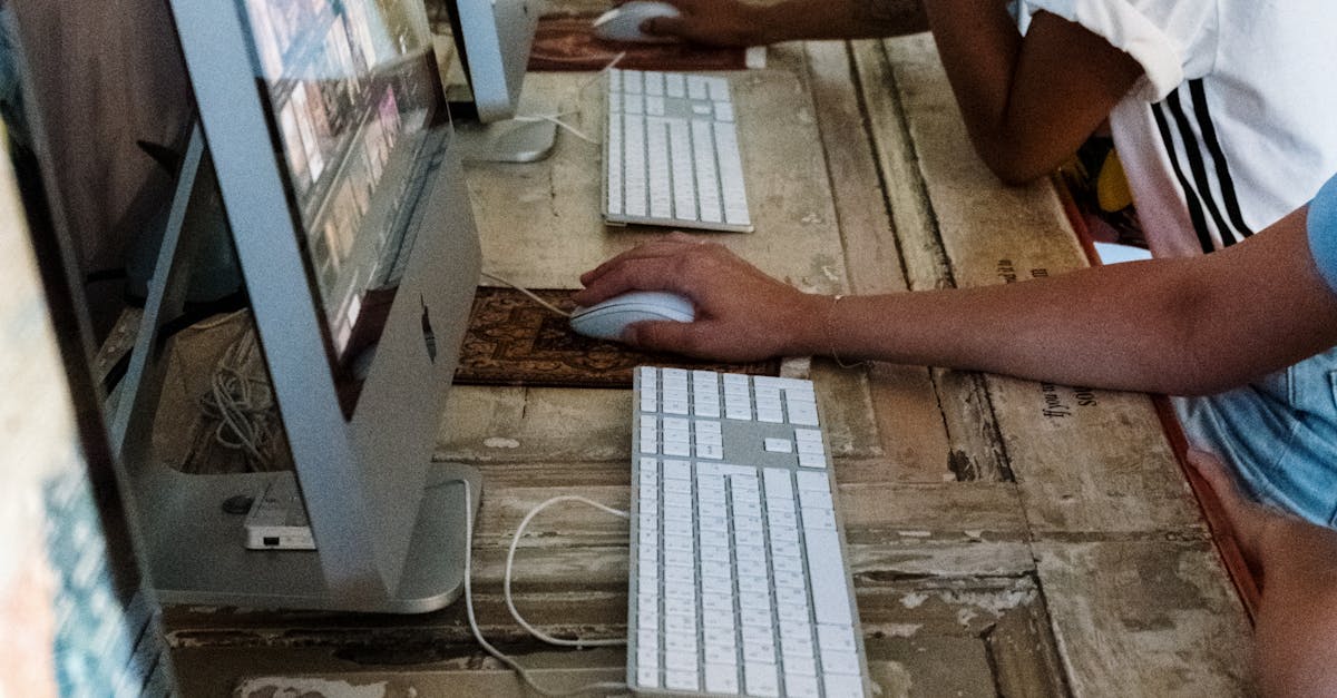 Grupo diverso de pessoas interagindo online em plataforma de conteúdos adultos