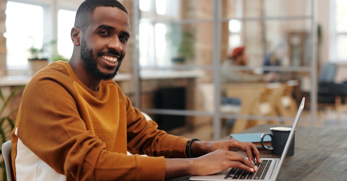 Pessoa produzindo conteúdo digital em ambiente profissional e moderno