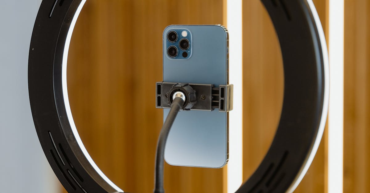 Pessoa utilizando ferramentas digitais para criação e automação de conteúdo adulto