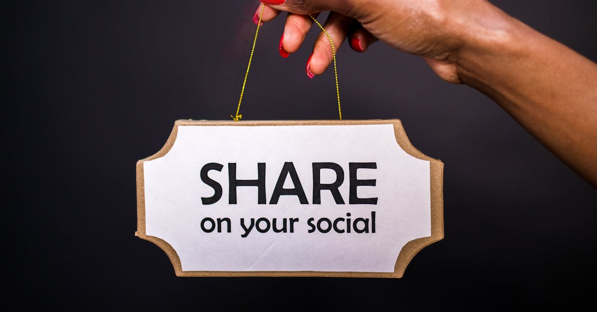 Pessoas conectadas interagindo em comunidade online representando engajamento digital