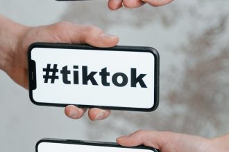 Computador com elementos digitais representando plataforma de conteúdo adulto