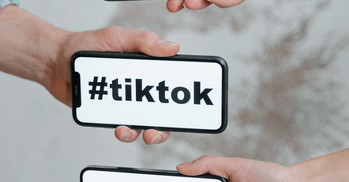 Computador com elementos digitais representando plataforma de conteúdo adulto