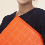 Criadores de conteúdo adulto usando computador com gráficos e elementos digitais