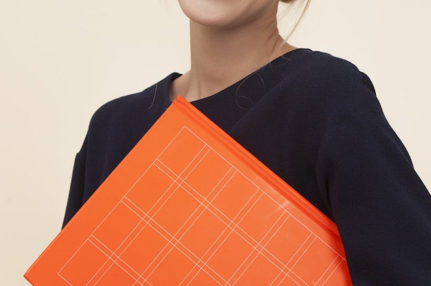 Criadores de conteúdo adulto usando computador com gráficos e elementos digitais