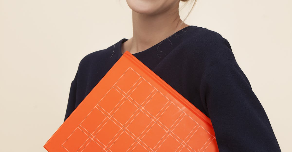 Criadores de conteúdo adulto usando computador com gráficos e elementos digitais