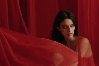 Imagem conceitual representando criação e venda de packs sensuais exclusivos