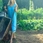 Pessoa criando conteúdo adulto no computador, focada no crescimento orgânico