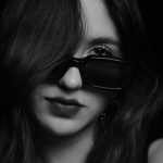 Pessoa em pose sedutora mostrando confiança e charme para fotos sensuais